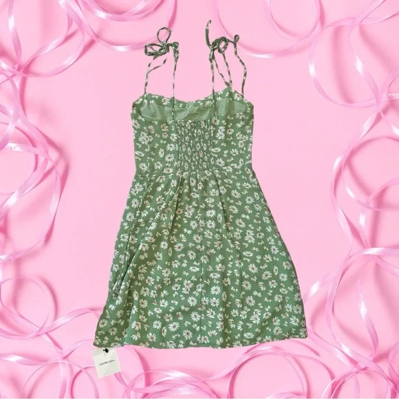 NWT Reborn cute green and white floral dress with a tie-up strap - Picture 2 of 4